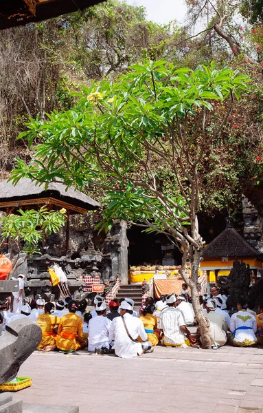 Bali, Indonesia-Nov 08, 2012: Balinese pray inside the temple in — Stock Photo, Image