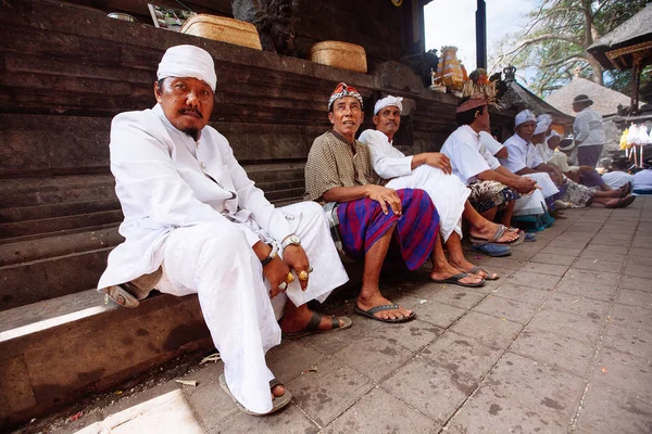 Bali, Indonesia-Nov 08, 2012: Balinese pray inside the temple in — Stock Photo, Image