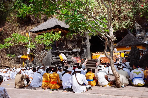 Bali, Indonesia-Nov 08, 2012: Balineses rezan dentro del templo en — Foto de Stock
