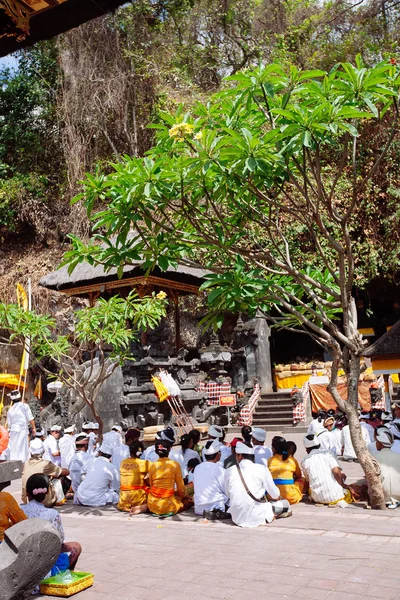 Bali, Indonesien-nov 08, 2012: balinesiska be inne i templet i — Stockfoto