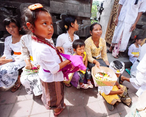 Bali, Indonesia-Nov 08, 2012: Balinese pray inside the temple in — Stock Photo, Image