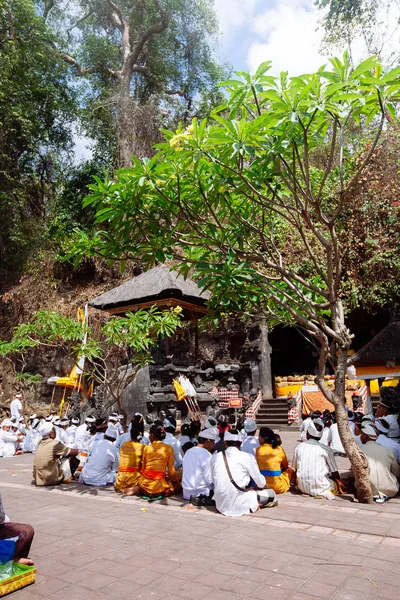 Bali, Indonesia-08 nov 2012: I balinesi pregano all'interno del tempio — Foto Stock