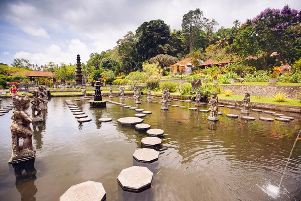 Palacio de agua Tirtagangga en la isla de Bali, Indonesia — Foto de Stock