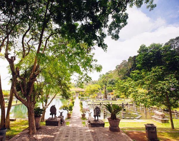 Palacio de agua Tirtagangga en la isla de Bali, Indonesia — Foto de Stock