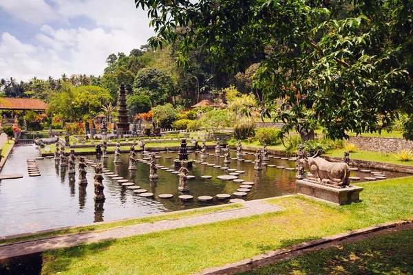 Palácio de águas de Tirtagangga na ilha de Bali — Fotografia de Stock