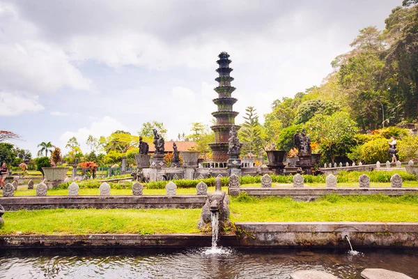 Palácio de águas de Tirtagangga na ilha de Bali, Indonésia — Fotografia de Stock