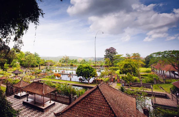 Palacio de agua Tirtagangga en la isla de Bali, Indonesia — Foto de Stock