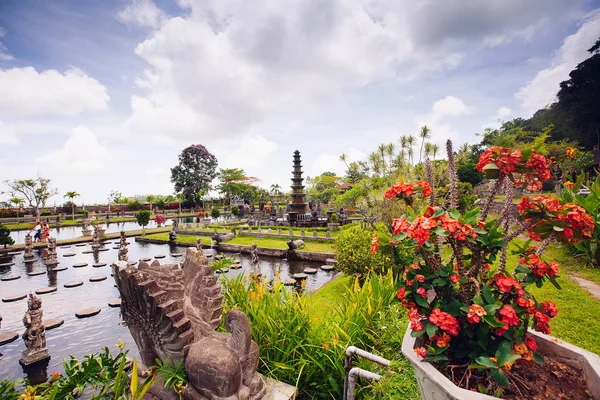 Водный дворец Тиртаганга на острове Бали, Индонезия — стоковое фото