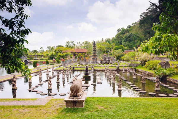 Palacio de agua Tirtagangga en la isla de Bali, Indonesia — Foto de Stock