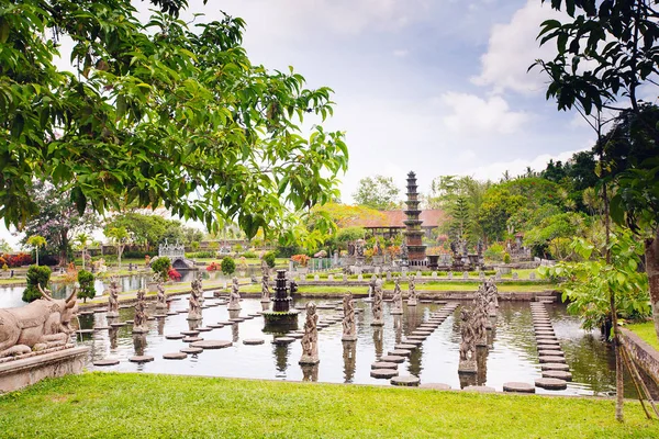 Palácio de águas de Tirtagangga na ilha de Bali, Indonésia — Fotografia de Stock