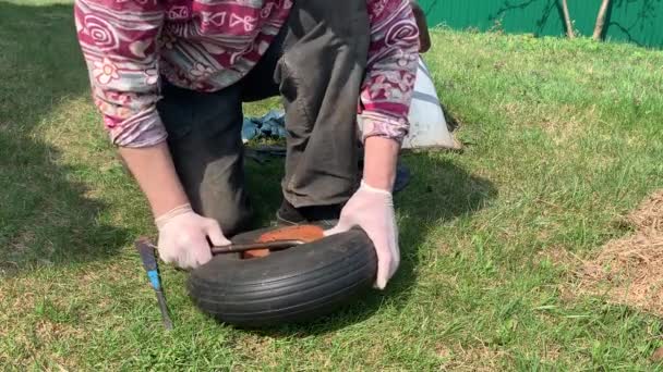 Changing New Tyre Wheelbarrow Green Grass Lawn Farm Garden — Stock Video