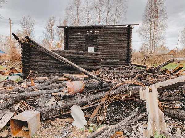 Maison en bois brûlé — Photo