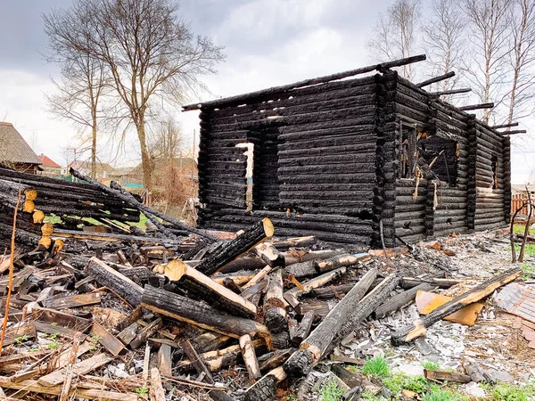 Maison en bois brûlé — Photo
