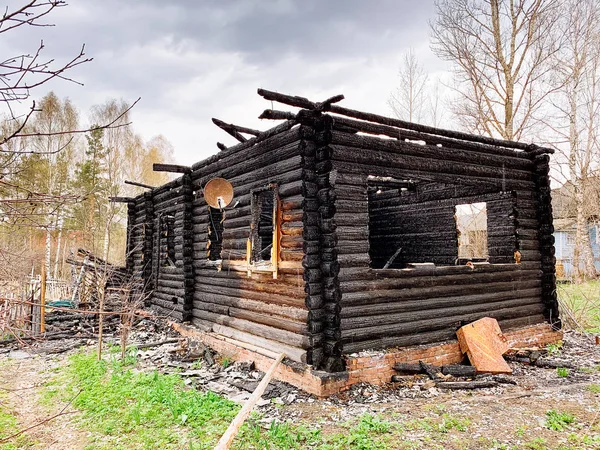 Καμένο σπίτι ξύλινο — Φωτογραφία Αρχείου