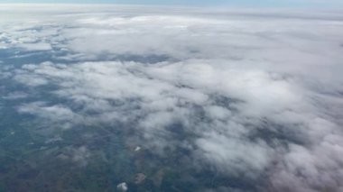 Uçak uçuşu. Bulutların üzerinde uçuyor. Uçağın penceresinden bak. Hava yoluyla seyahat etmek