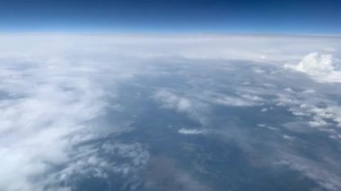 Uçak uçuşu. Bulutların üzerinde uçuyor. Uçağın penceresinden bak. Hava yoluyla seyahat etmek