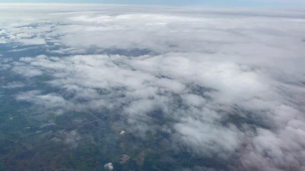 Uçak Uçuşu Bulutların Üzerinde Uçuyor Uçağın Penceresinden Bak Hava Yoluyla — Stok video