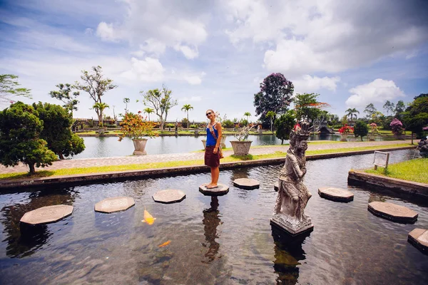 Frau in tirtagangga Wasserpalast auf Bali-Insel — Stockfoto