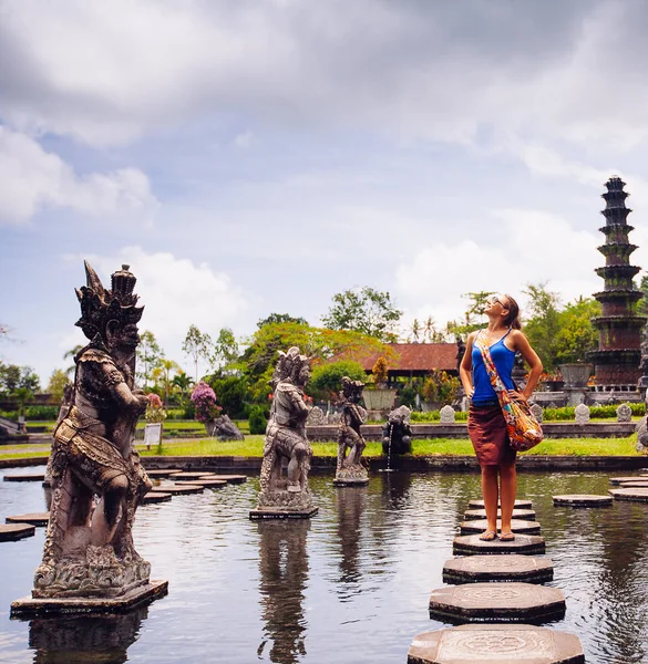 Mulher em Tirtagangga palácio de água na ilha de Bali — Fotografia de Stock