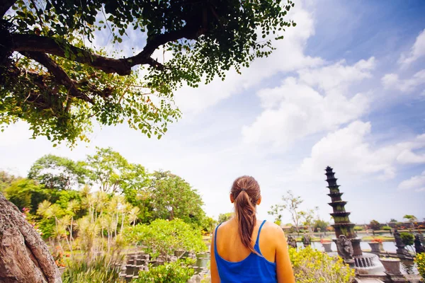 Kvinna i Tirtagangga vattenpalats på Bali ön — Stockfoto