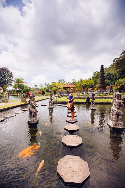 Donna a Tirtagangga palazzo dell'acqua sull'isola di Bali — Foto Stock
