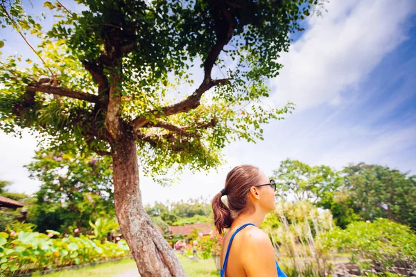 Mujer en Tirtagangga palacio de agua en la isla de Bali —  Fotos de Stock