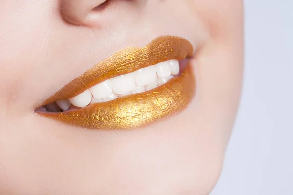 Красивый крупным планом женские губы с золотым макияжем — стоковое фото