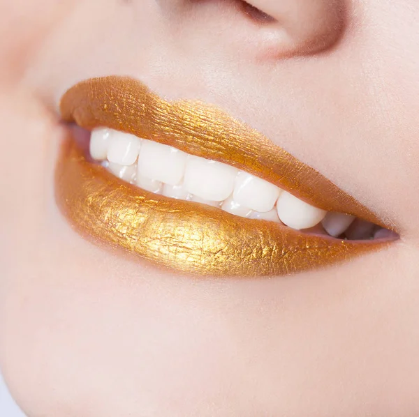 ゴールドカラーメイクで美しいクローズアップ女性の唇 — ストック写真