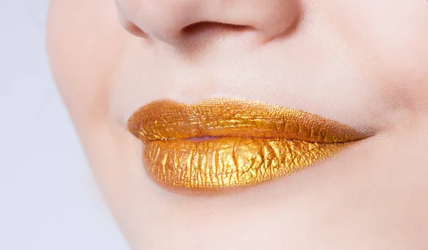 Belles lèvres femelles gros plan avec maquillage couleur or — Photo