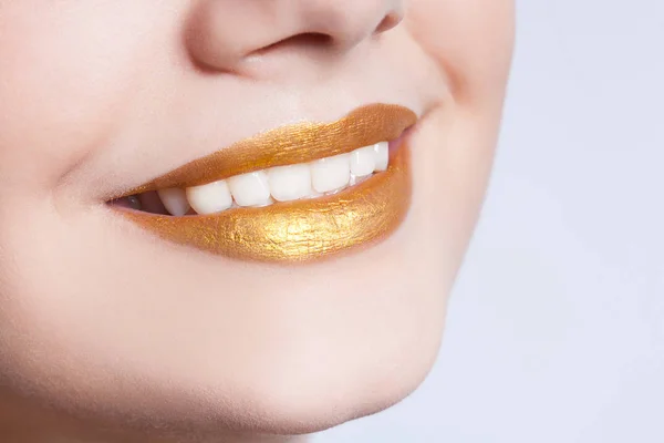 Hermosos labios femeninos de primer plano con maquillaje de color oro —  Fotos de Stock