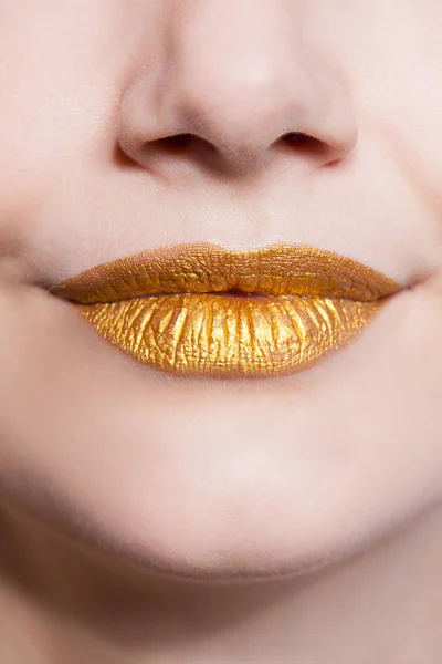 Hermosos labios femeninos de primer plano con maquillaje de color oro —  Fotos de Stock