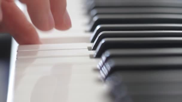 Mãos Homem Tocando Piano Elétrico Perto Janela Pela Manhã Luz — Vídeo de Stock