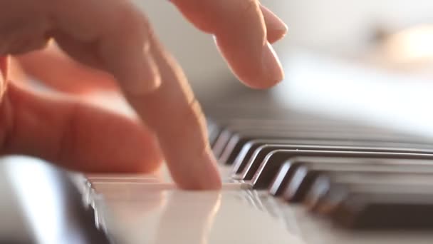 Mani Dell Uomo Suonano Piano Elettrico Vicino Alla Finestra Mattino — Video Stock