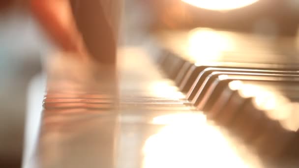 Mãos Homem Tocando Piano Elétrico Perto Janela Pela Manhã Luz — Vídeo de Stock