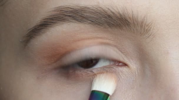 Retrato Primer Plano Mujer Aplicando Sombras Ojos Usando Cepillo Maquillaje — Vídeos de Stock