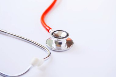 tıbbi laboratuvar masasında doktor kontrolü için stetoskop 