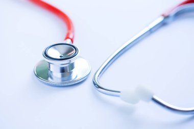 tıbbi laboratuvar masasında doktor kontrolü için stetoskop 