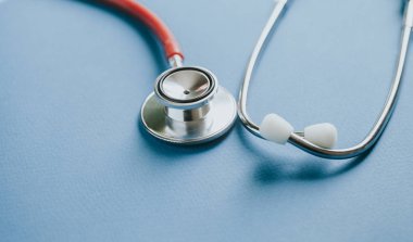 tıbbi laboratuvar masasında doktor kontrolü için stetoskop 