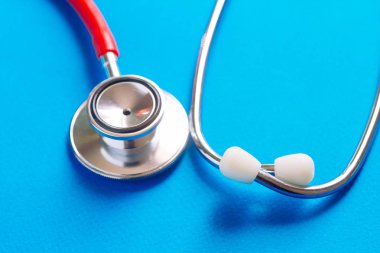 tıbbi laboratuvar masasında doktor kontrolü için stetoskop 