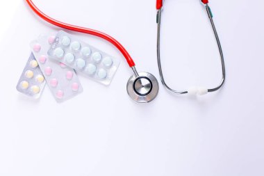 tıbbi laboratuvarda haplar ile doktor kontrolü için stetoskop 