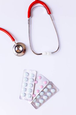 tıbbi laboratuvarda haplar ile doktor kontrolü için stetoskop 