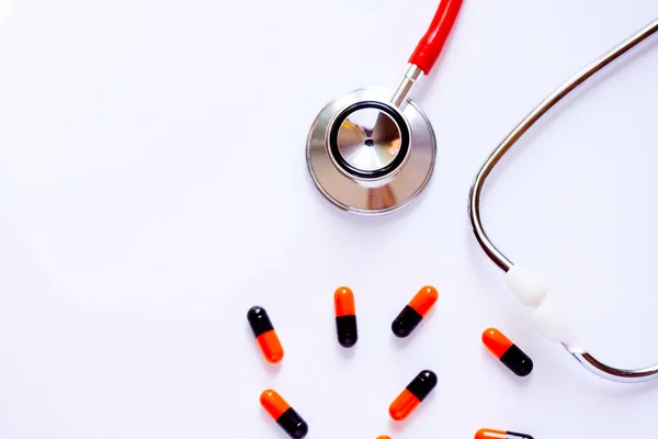 Stetoskop pro lékaře Checkup s tabletky na lékařské laboratoři — Stock fotografie