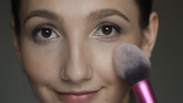 Retrato Primer Plano Mujer Aplicando Rubor Usando Cepillo Maquillaje — Vídeo de stock