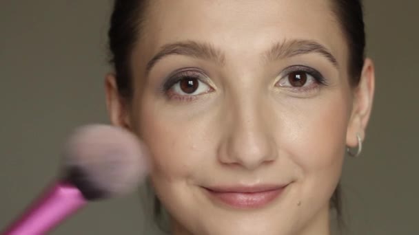 Close-up portret van de vrouw toepassen van blozen met make-up borstel — Stockvideo