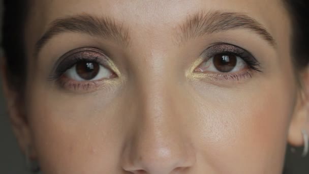 Hermosa Joven Con Ojos Marrones Mirando Cámara Parpadeando — Vídeos de Stock