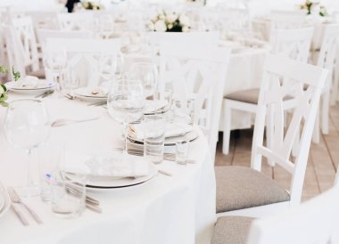 Düğün ziyafeti. Düğün resepsiyonu için masa hazır. 