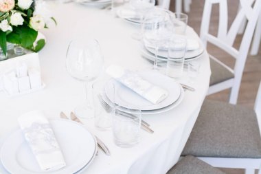 Düğün ziyafeti. Düğün resepsiyonu için masa hazır. 