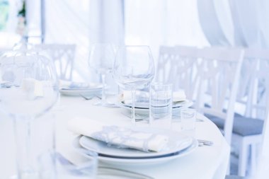 Düğün ziyafeti. Düğün resepsiyonu için masa hazır. 