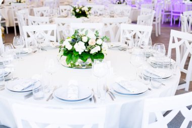 Düğün ziyafeti. Düğün resepsiyonu için masa hazır. 