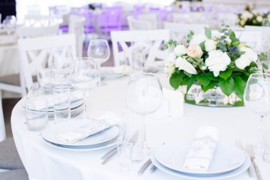 Düğün ziyafeti. Düğün resepsiyonu için masa hazır. 